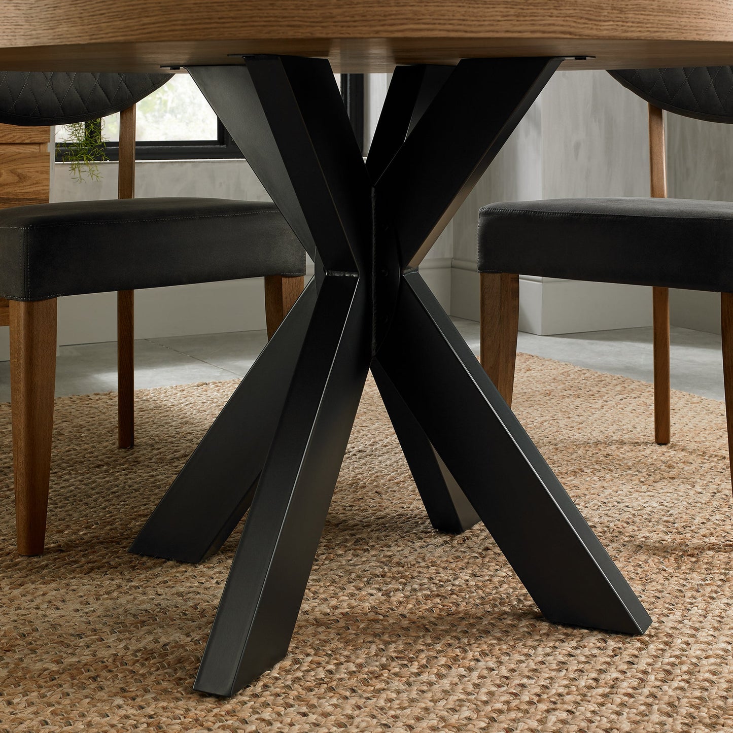 Tammi 4 Seater Round Dining Table - European Knotty Oak