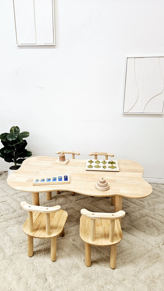 Child hardwood cloud table with 4 chairs